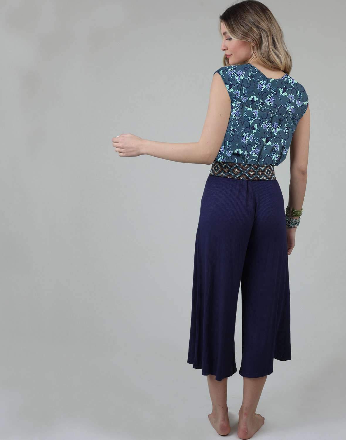 גופייה מחשוף וי - Image 15