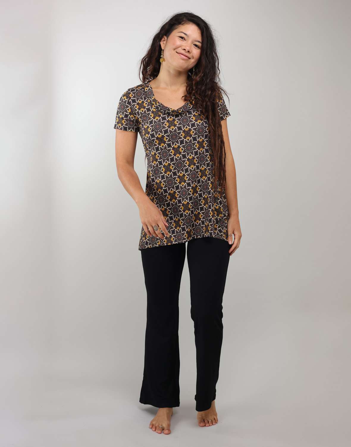חולצת וי חלקה - בורדו - Image 13