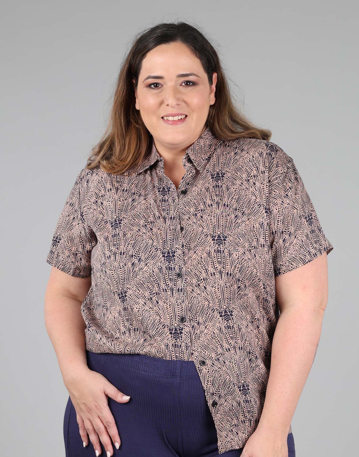 חולצת וי חלקה - בורדו - Image 9